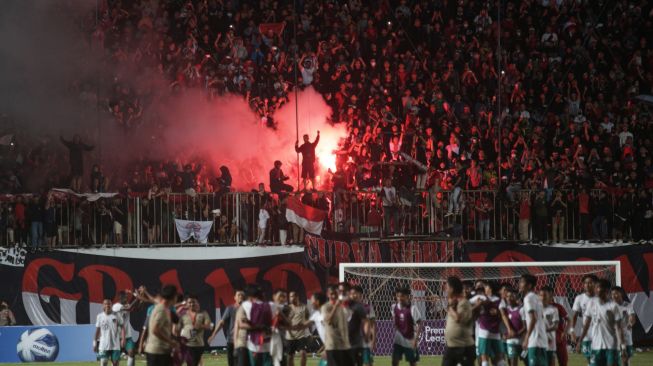 Suporter memberi dukungan untuk Timnas Indonesia U-16 saat melawan Timnas Vietnam U-16 dalam laga final Piala AFF U-16 2022 di Stadion Maguwoharjo, Depok, Sleman, D.I Yogyakarta, Jumat (12/8/2022). [ANTARA FOTO/Andreas Fitri Atmoko/rwa]