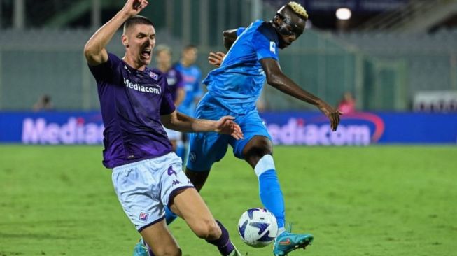 Penyerang Napoli Victor Osimhen (kanan) berduel dengan bek Fiorentina Nikola Milenkovic dalam pertandingan Serie A Italia antara Fiorentina dan Napoli di Stadion Artemio-Franchi di Florence, Tuscany, Italia, 28 Agustus 2022. ANTARA/AFP/ALBERTO PIZZOLI