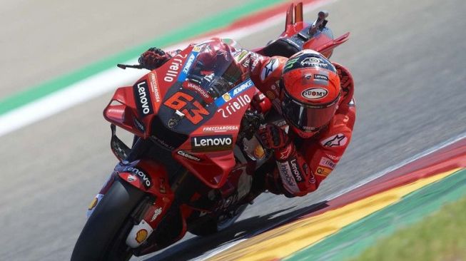 Pebalap Ducati Lenovo Team Francesco Bagnaia memacu sepeda motornya pada sesi kualifikasi balapan MotoGP Aragon 2022 di Motorland Aragon Circuit, Alcaniz, Spanyol (17/9/2022). Francesco Bagnaia menjadi yang tercepat pada sesi kualifikasi dan berhak start terdepan pada balapan hari Minggu (18/9/2022). ANTARA FOTO/Jose Breton/Pics Action/NurPhoto/aww.