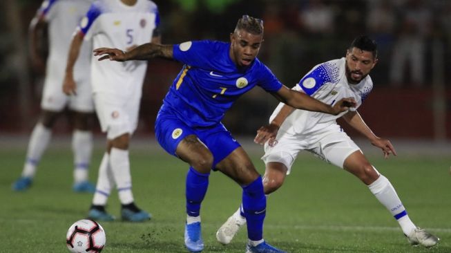 Gelandang Timnas Curacao, Juninho Bacuna (tengah) dan pemain Kosta Rika Marvin Angulo (kiri) berebut bola selama pertandingan turnamen Concacaf Nations League A di Stadion Ergilio Hato di Willemstad, Curacao pada 14 November 2019.Daniel Munoz / CONCACAF / AFP.