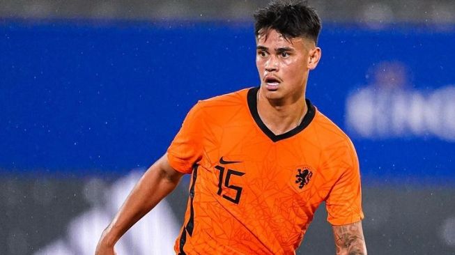 Mees Hilgers lakoni debut bersama tim U-20 Belanda melawan Belgia U-20 (Instagram @meeshilgerss)