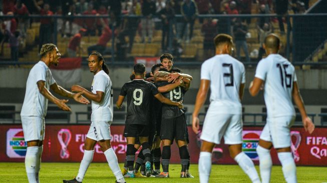 Sejumlah pesepak bola tim nasional Indonesia melakukan seleberasi usai mencetak gol ke gawang Tim Nasional Curacao Michael Madionis (kanan) pada pertandingan Fifa Match Day di Stadion Gelora Bandung Lautan Api, Bandung, Jawa Barat, Sabtu (24/9/2022). ANTARA FOTO/Raisan Al Farisi/YU