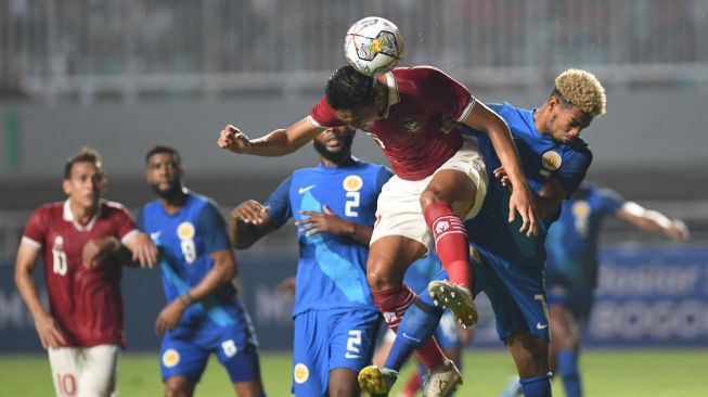 Pesepak bola Tim Nasional Indonesia Rizky Ridho (kedua kanan) menyundul bola ke arah gawang Tim Nasional Curacao dalam pertandingan 'FIFA Match Day' di Stadion Pakansari, Cibinong, Kabupaten Bogor, Jawa Barat, Selasa (27/9/2022). ANTARA FOTO/Aditya Pradana Putra/hp. 