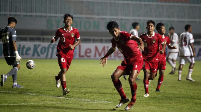 Pesepak bola Timnas U-17 Indonesia Arkhan Kaka Putra (tengah) melakukan selebrasi setelah mencetak gol ke gawang Timnas U-17 Uni Emirat Arab dalam laga kualifikasi Grup B Piala Asia U-17 2023 di Stadion Pakansari, Kabupaten Bogor, Jawa Barat, Rabu (5/10/2022). Indonesia menang dengan skor 3-2. ANTARA FOTO/Yulius Satria Wijaya/aww.