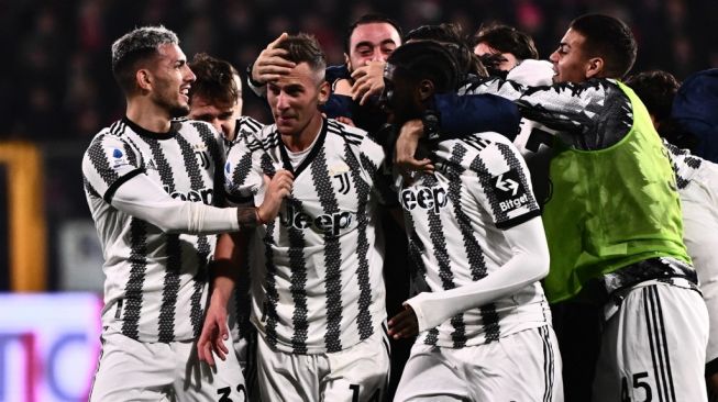 Penyerang Juventus asal Polandia Arkadiusz Milik (kiri ke-2) melakukan selebrasi dengan rekan setimnya setelah mencetak gol selama pertandingan pekan ke-16 Liga Italia antara Cremonese vs Juventus pada 4 Januari 2023 di stadion Giovanni-Zini di Cremona.Marco BERTORELLO / AFP