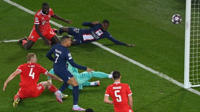 Penyerang Paris Saint-Germain Kylian Mbappe (Tengah) mencetak gol yang kemudian tidak disahkan selama pertandingan leg pertama 16 besar Liga Champions UEFA antara PSG vs Bayern Munich di Parc des Princes di Paris , pada tanggal 14 Februari 2023.Alain JOCARD / AFP