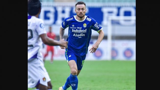 Gelandang Persib Bandung, Marc Klok tampil pada laga BRI Liga 1 kontra Persik Kediri di Stadion Pakansari, Bogor, Rabu (8/3/2023) sore. [dok. Persib]