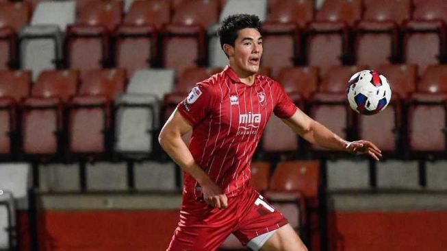 Elkan Baggott menjalani debut manis pasca cedera panjang. Bek Timnas Indonesia itu mencetak gol untuk membantu Cheltenham Town melaju ke final final Gloucestershire Senior County Cup 2023, Selasa (14/3/2023) dini hari WIB. [IG:@ctfcofficial]