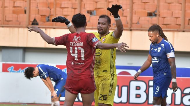 Pesepak bola Persija Jakarta Andritany Ardhiyasa (kedua kanan) melakukan selebrasi bersama Muhammad Ferarri (kedua kiri) usai memenangkan pertandingan dari PSIS Semarang pada lanjutan liga 1 di Stadion Wibawa Mukti, Cikarang, Kabupaten Bekasi, Jawa Barat, Kamis (16/3/2023). Persija Jakarta menang dengan skor 1-0. ANTARA FOTO/ Fakhri Hermansyah/aww. 