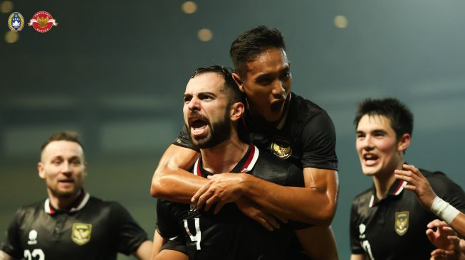 Bek naturalisasi Timnas Indonesia, Jordi Amat (tengah) melakukan selebrasi dengan Rizky Ridho, Marc Klok (kiri) dan Elkan Baggott (kanan) usai mencetak gol penyama kedudukan di masa injury time dalam pertandingan FIFA Matchday kontra Burundi di Stadion Patriot Candrabhaga, Bekasi, Jawa Barat, Selasa (28/3/2023) malam WIB. Laga Timnas Indonesia vs Burundi berakhir 2-2.  [PSSI]