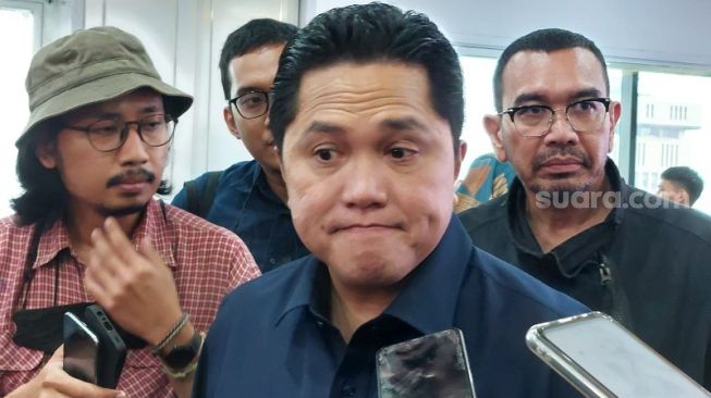 Ketua Umum PSSI, Erick Thohir (tengah) saat ditemui di Gedung Kementerian BUMN, Jakarta, Kamis (13/4/2023). [Suara.com / Adie Prasetyo Nugraha]