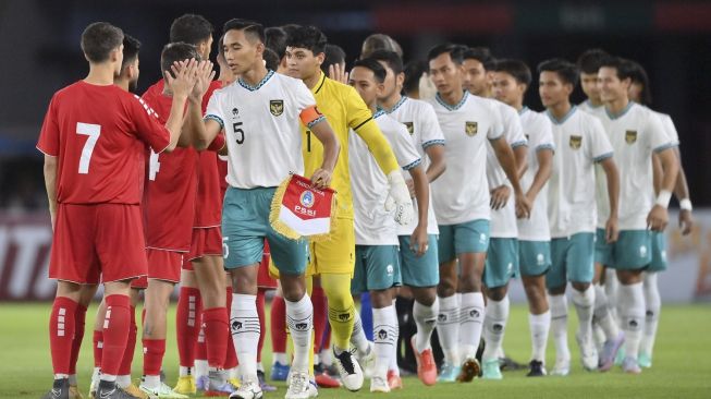 Pesepak bola Timnas Indonesia U-22 (kanan) menyalami pesepak bola Timnas Lebanon U-22 sebelum laga uji coba internasional kedua di Stadion Utama Gelora Bung Karno (SUGBK), Senayan, Jakarta, Minggu (16/4/2023). ANTARA FOTO/M Risyal Hidayat/YU