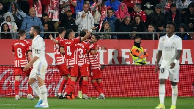 Para pemain Girona merayakan gol keempat mereka yang dicetak oleh Valentin Castellanos selama pertandingan sepak bola liga Spanyol antara Girona FC dan Real Madrid CF di stadion Montilivi di Girona pada 25 April 2023. GEN LLUIS / AFP