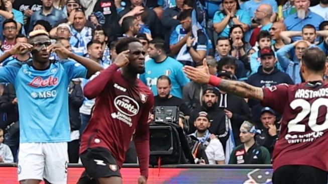 Striker Salernitana, Boulaye Dia (tengah) melakukan selebrasi usai mencetak gol penyama kedudukan selama pertandingan pekan ke-32 Liga Italia 2022-2023 antara Napoli vs Salernitana di Stadion Diego Armando Maradona, Naples, Minggu (30/4/2023) malam WIB. Laga berakhir imbang 1-1. [Twitter/@SerieA_EN]