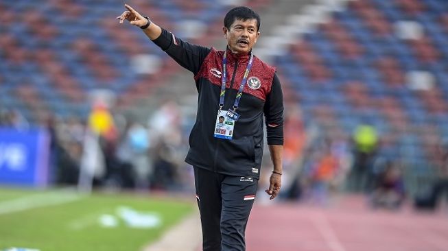 Pelatih timnas Indonesia U-22 Indra Sjafri memberi instruksi kepada pemainnya saat bertanding melawan tim Vietnam pada pertandingan babak semifinal SEA Games 2023 di National Olympic Stadium, Phnom Penh, Kamboja, Sabtu (13/5/2023). Timnas Indonesia U-22 lolos ke babak final usai mengalahkan tim sepak bola Vietnam dengan skor 3-2. ANTARA FOTO/Muhammad Adimaja/aww. 