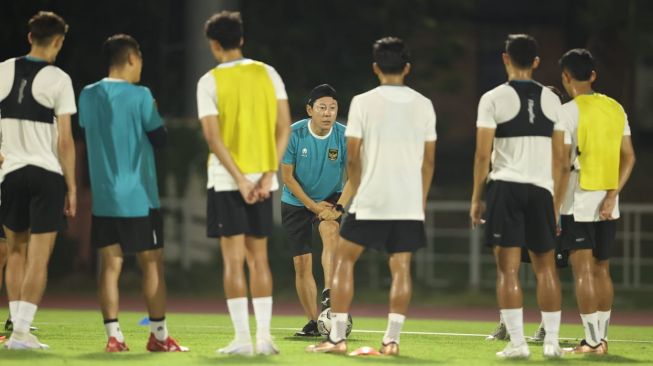 Pelatih Shin Tae-yong saat memimpin pemusatan latihan atau training camp (TC) Timnas Indonesia di Surabaya, Jawa Timur, jelang FIFA Matchday Juni 2023 kontra Palestina dan Argentina. [PSSI]