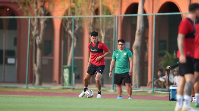 Striker naturalisasi Timnas Indonesia, Rafael Struick ketika menjalani pemusatan latihan atau training camp (TC) Timnas Indonesia di Lapangan Thor, Surabaya, Jawa Timur, jelang menghadapi dua laga FIFA Matchday kontra Palestina dan Argentina. [PSSI]