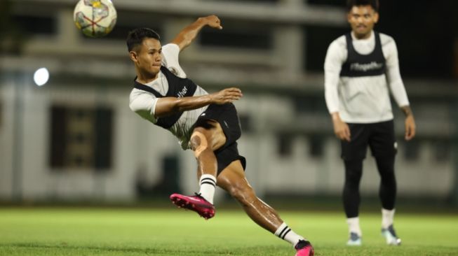 Penyerang Timnas Indonesia, Dimas Drajad (kiri) Pada Sesi Latihan (pssi.org)