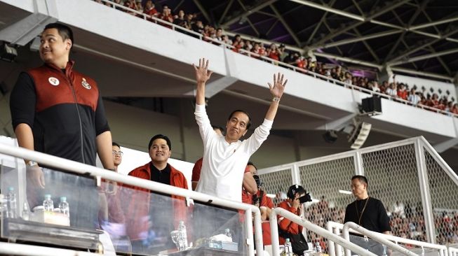 Presiden Joko Widodo (tengah) bersama Menteri BUMN sekaligus Ketua Umum PSSI Erick Thohir (kedua kiri) dan Menpora Dito Ariotedjo (kiri) menyapa penonton saat menyaksikan laga FIFA Matchday Indonesia vs Argentina di Stadion Utama Gelora Bung Karno (SUGBK), Senayan, Jakarta, Senin (19/6/2023). ANTARA FOTO/Dhemas Reviyanto/tom. 