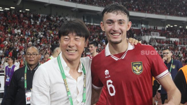 Pelatih Timnas Indonesia Shin Tae-Yong foto bersama Ivar Jenner di Stadion Utama Gelora Bung Karno, Senayan, Jakarta, Senin (19/6/2023) malam. [Suara.com/Dwi Bowo Raharjo]