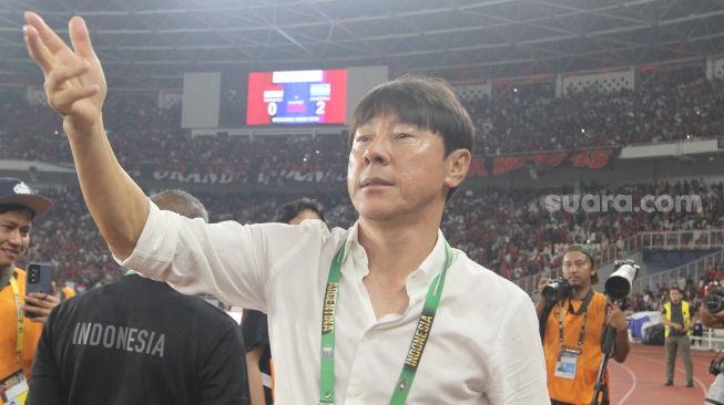 Pelatih Timnas Indonesia Shin Tae-Yong di Stadion Utama Gelora Bung Karno, Senayan, Jakarta, Senin (19/6/2023) malam. [Suara.com/Dwi Bowo Raharjo]