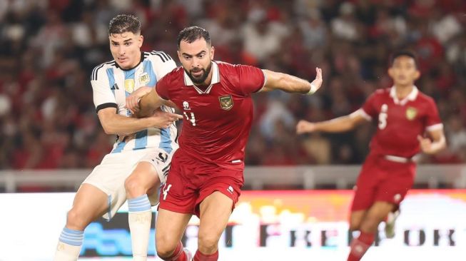 Bek Timnas Indonesia, Jordi Amat coba melewati hadangan striker timnas Argentina Julian Alvarez dalam laga FIFA Matchday di Stadion Utama Gelora Bung Karno (SUGBK), Senayan, Jakarta, Senin (19/6/2023) malam WIB. [PSSI]