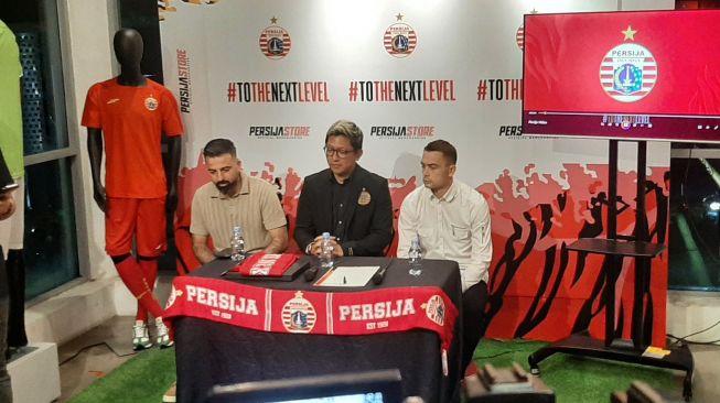 Presiden Persija Mohamad Prapanca saat mengenalkan Maciej Gajos sebagai rekrutan baru, Jumat (14/7/2023). (Suara.com/Adie Prasetyo Nugraha).