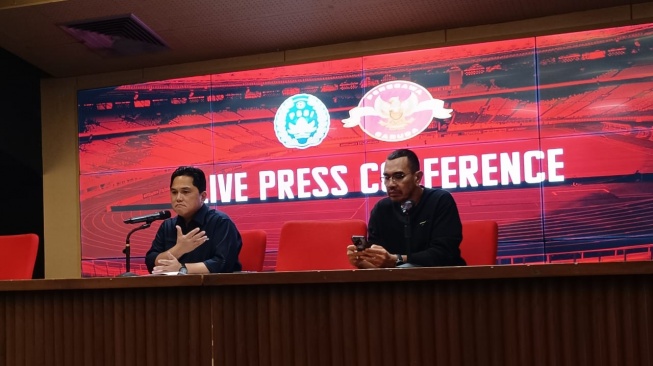 Ketua Umum PSSI Erick Thohir dan Anggota Komite Eksekutif Arya Sinulingga saat konferensi pers di SUGBK, Senayan, Jakarta, Rabu (2/8/2023). (Suara.com/Adie Prasetyo Nugraha).