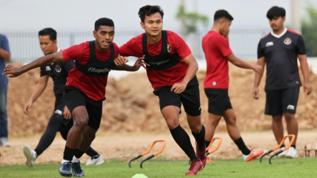 Komang Teguh (Kanan) dan Kelly Sroyer (Kiri) Saat Mengikuti Pemusatan Latihan Bersama Timnas U-23 (pssi.org)