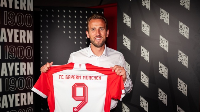 Striker Timnas Inggris, Harry Kane resmi bergabung dengan Bayern Munich setelah klub Jerman itu setuju merogoh kocek lebih dari 110 juta euro untuk Tottenham Hotspur pada bursa transfer musim panas ini. [Twitter/@FCBayernEN]