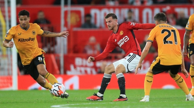 Gelandang Manchester United, Mason Mount (tengah) bersaing dengan gelandang Wolverhampton Wanderers Joao Gomes dan Pablo Sarabia selama pertandingan Liga Inggris antara Manchester United vs Wolves di Old Trafford di Manchester, barat laut Inggris, pada 14 Agustus 2023.Lindsey Parnaby / AFP