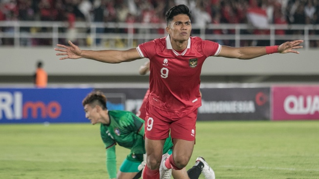 Pesepakbola Timnas Indonesia Ramadhan Sananta berselebrasi usai berhasil mencetak gol ke gawang Chinese Taipei pada pertandingan grup K kualifikasi Piala Asia U-23 AFC 2024 di Stadion Manahan, Solo, Jawa Tengah, Sabtu (9/9/2023). [ANTARA FOTO/Mohammad Ayudha/Spt]