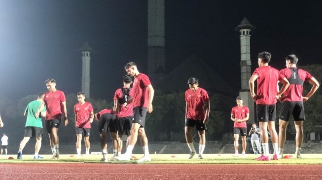 Pemain timnas Indonesia U-23 menjalani latihan terakhir jelang melawan timnas Turkmenistan U-23, di Stadion Sriwedari, Solo, Senin (11/9/2023). (ANTARA/Zaro Ezza Syachniar)