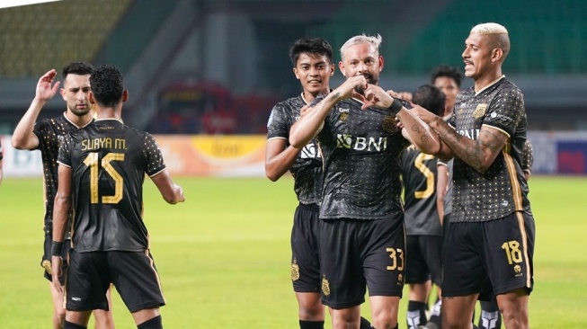 Pemain Bhayangkara FC, Matias Mier melakukan selebrasi bersama rekan-rekannya setelah membobol gawang Persib Bandung dalam laga pekan ke-13 BRI Liga 1 2023-2024 di Stadion Patriot Chandrabhaga, Bekasi, Sabtu (23/9/2023). [Dok. Bhayangkara FC]