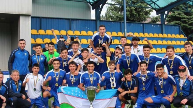 Pelatih Timnas Uzbekistan U-24, Timur Kapadze (kiri atas) bersama anak asuhnya. [Dok. Instagram/@TimurKapadze18]