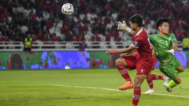 Pesepak bola timnas Indonesia Hokky Caraka (kiri) berebut bola dengan penjaga gawang timnas Brunei Muhammad Haimie (kanan) dalam pertandingan leg 1 kualifikasi Piala Dunia 2026 babak pertama zona Asia di Stadion Utama Gelora Bung Karno (GBK), Senayan, Jakarta, Kamis (12/10/2023). ANTARA FOTO/Galih Pradipta/YU 