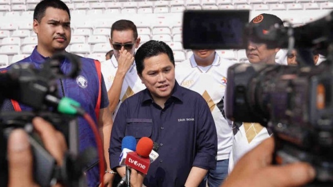 Ketua Umum Persatuan Sepak Bola Seluruh Indonesia (PSSI) Erick Thohir (tengah), Menteri Pemuda dan Olahraga (Menpora) Dito Ariotedjo (kiri), jumpa pers usai pembukaan acara Asiana Cup di Gelora Bung Karno, Jakarta, Kamis (26/10/2023). ANTARA/HO-PSSI