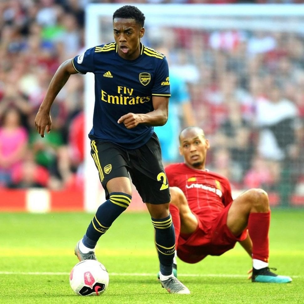 Pemain Arsenal sukses menghindarai hadangan pemain Liverpool pada Liga Primer Inggris 2019/20 di Stadion Anfield, Sabtu (24/8/2019).(Instagram/@Arsenal)