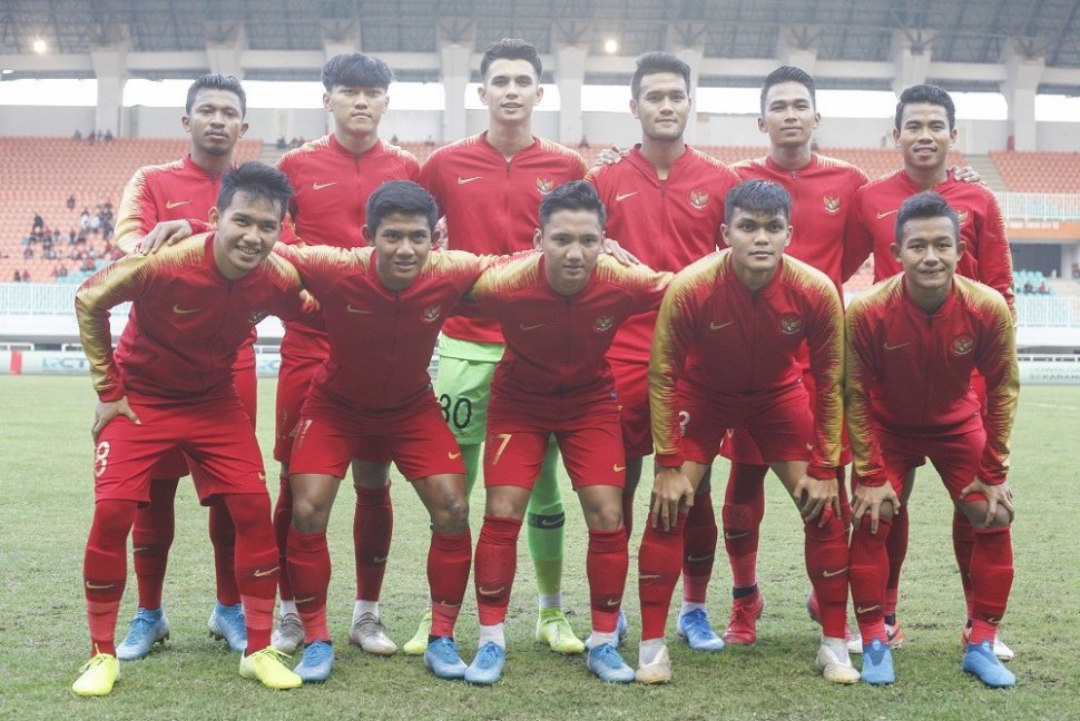 Pesepak bola timnas U-23 Indonesia berfoto sebelum saat laga persahabatan melawan timnas U-23 Iran di Stadion Pakansari, Cibinong, Bogor, Jawa Barat, Sabtu (16/11/2019). ANTARA FOTO/Yulius Satria Wijaya/aww.