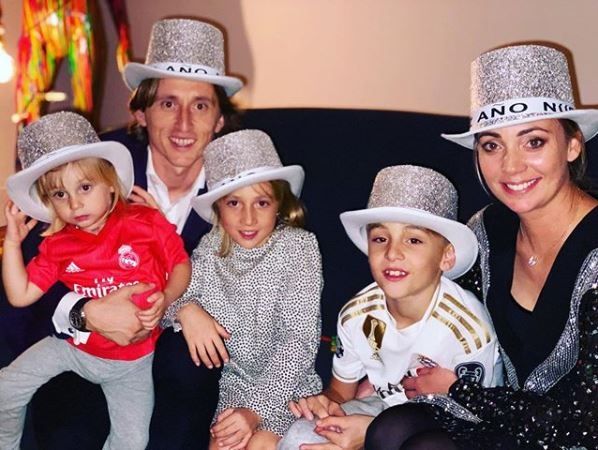 Luka Modric bersama istri dan ketiga anaknya. (Instagram/lukamodric10)