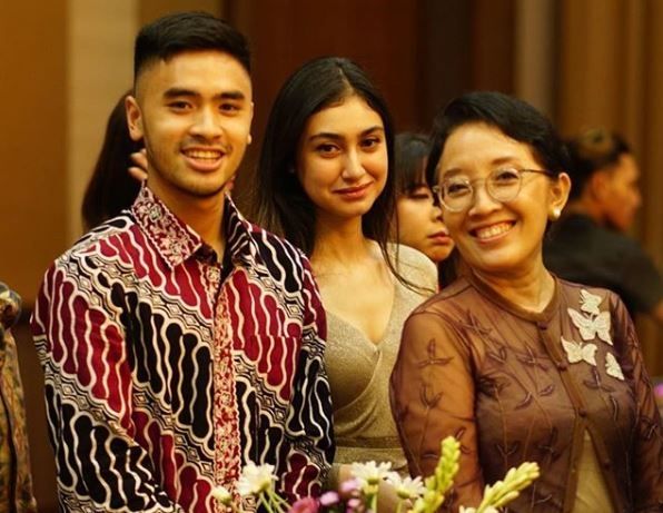 Mahir Radja bersama ibunda dan Salsabila Zaneta Salim Zimah. (Instagram/mahirradja)