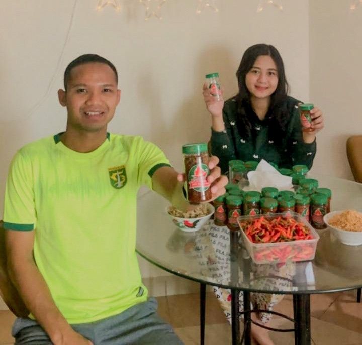 Oktafianus Fernando bersama istri menggeluti bisnis kecil-kecilan selama libur kompetisi. (Dok. Persebaya)