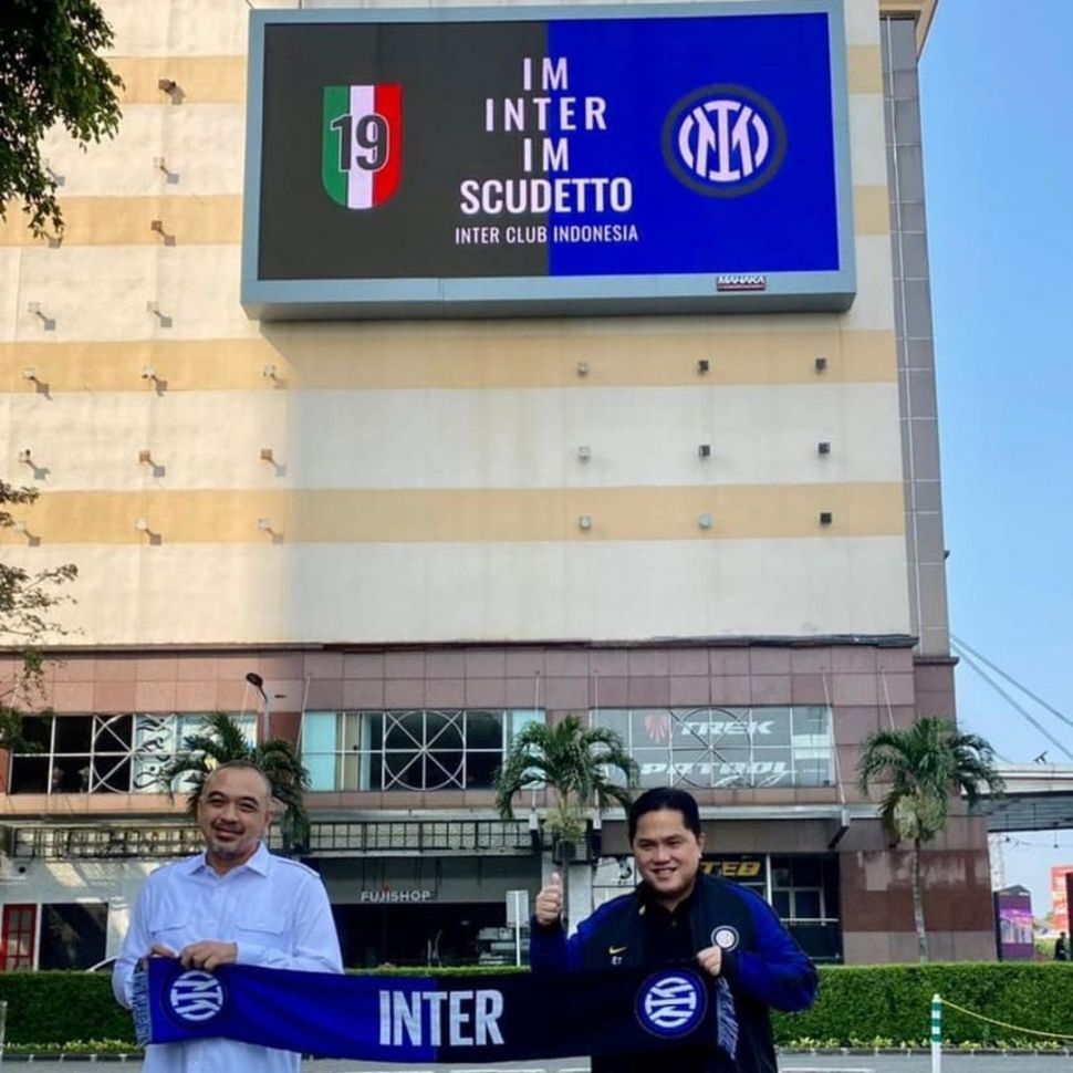 Erick Thohir berpose di depan videotron Inter Milan. [Instagram]