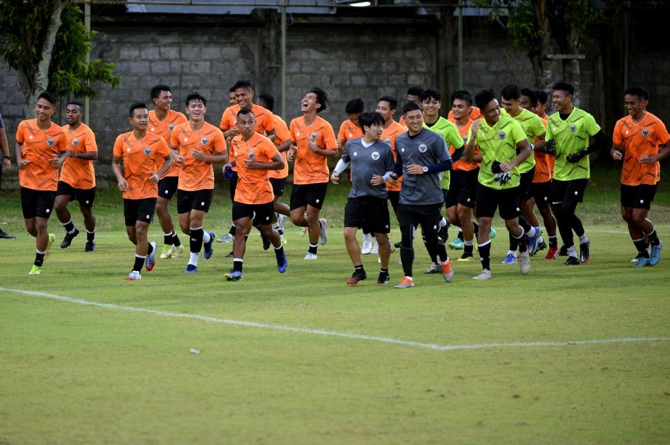 Sejumlah pesepak bola Timnas Indonesia melakukan latihan di Lapangan Trisakti, Legian, Badung, Bali, Jumat (21/1/2022). Timnas Indonesia melakukan pemusatan latihan di Bali menjelang dua pertandingan uji coba internasional melawan Timor Leste di Stadion Kapten I Wayan Dipta Bali pada 27 dan 30 Januari 2022. ANTARA FOTO/Fikri Yusuf/aww.