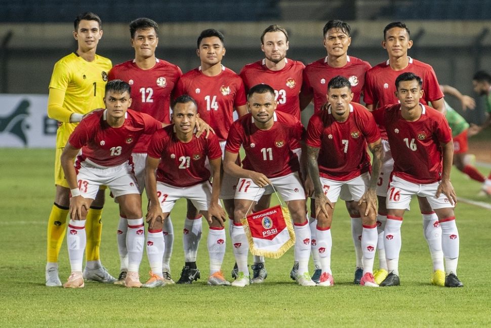 Tim sepak bola Timnas Indonesia foto bersama saat laga persahabatan FIFA Indonesia melawan Bangladesh di Stadion Si Jalak Harupat, Kabupaten Bandung, Jawa Barat, Rabu (1/6/2022). ANTARA FOTO/M Agung Rajasa/nz