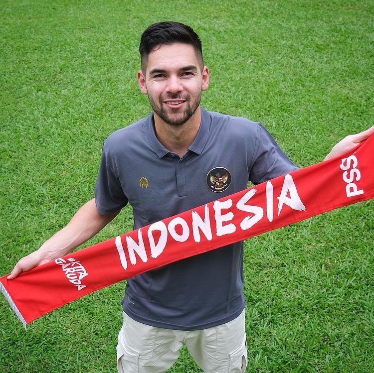 Sandy Walsh yang membentangkan slayer Timnas Indonesia (@sandywalsh)