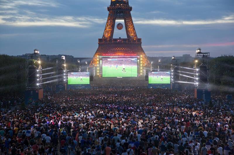 Menara Eiffel Rayakan Prancis Juara Piala Dunia 2018 - 2